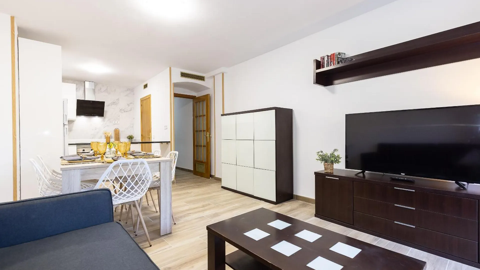 Uhc Senator Apartments サロウ